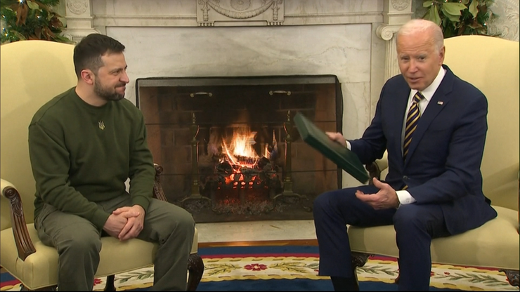 Spotkanie Zełenski - Biden. Prezydent USA otrzymał Krzyż Bojowych Zasług oraz list