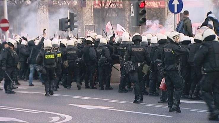 Policjanci w mundurach i po cywilnemu na marszu. "Wkroczą w przypadku łamania prawa"