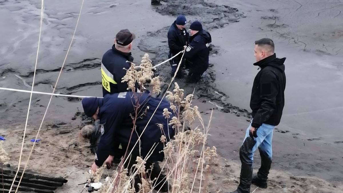 73-latka odnalazła się w stawie. "Wyciągnęli ją na brzeg"