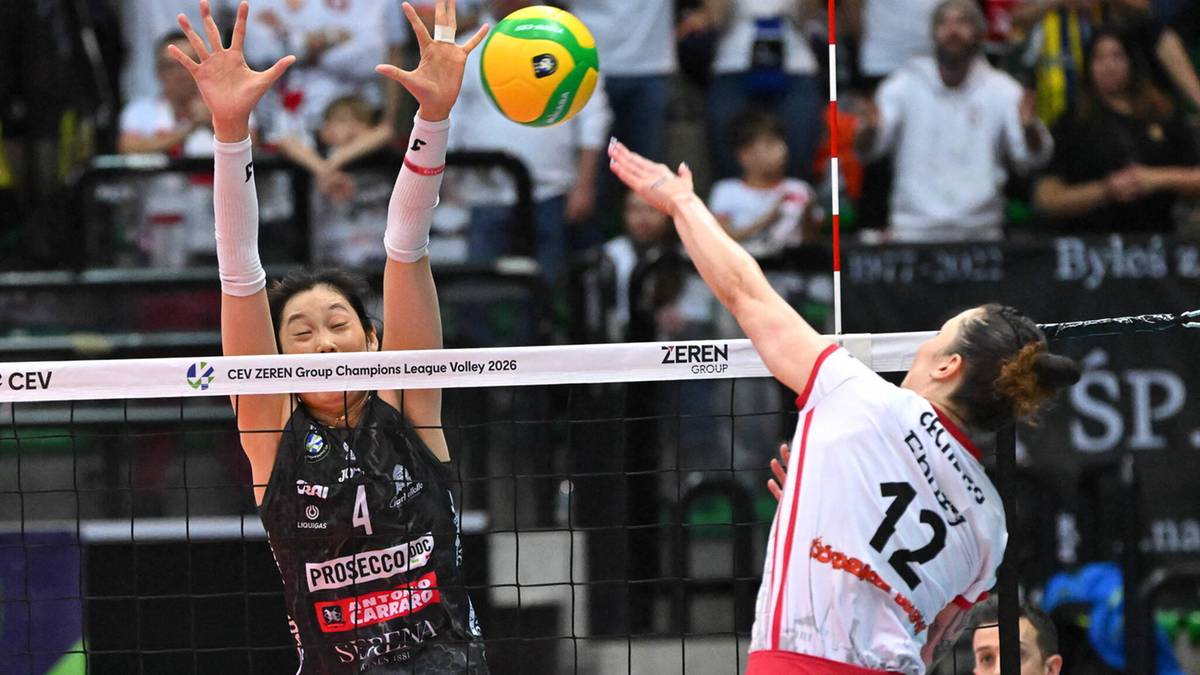 Dwie siatkarki walczą przy siatce podczas meczu, jedna pr&oacute;buje zablokować atak drugiej.