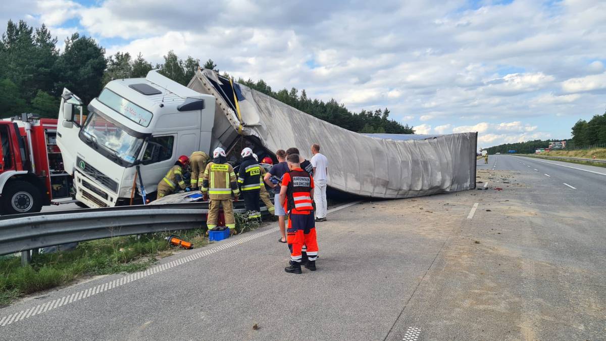Ciężarówka przewróciła się na jadący samochód. Groźny wypadek na A1