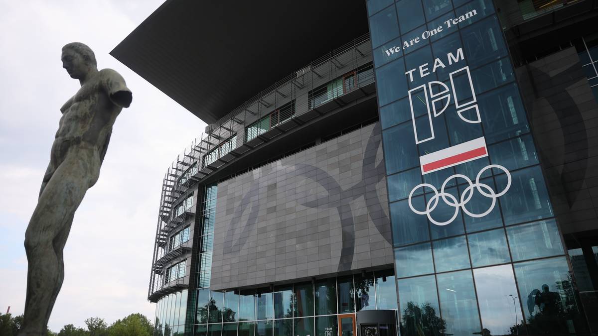 Budynek z napisem TEAM PKOl i logotypem Polskiego Komitetu Olimpijskiego.
