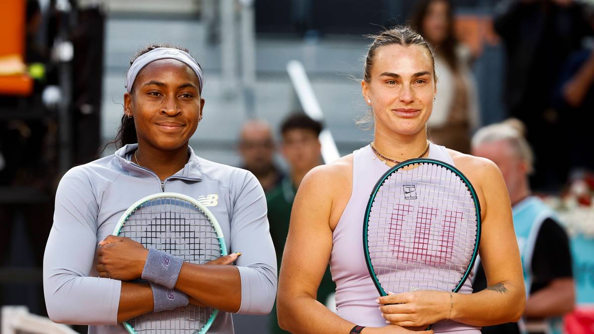 Aryna Sabalenka i Coco Gauff stoją obok siebie z rakietami tenisowymi.
