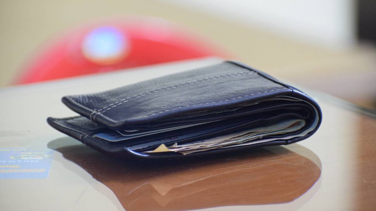Sweden reverses course and mandates cash acceptance after years of going cashless