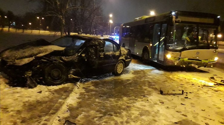 Kierowca bmw "driftował" po zaśnieżonych ulicach. Zderzył się z autobusem [WIDEO]