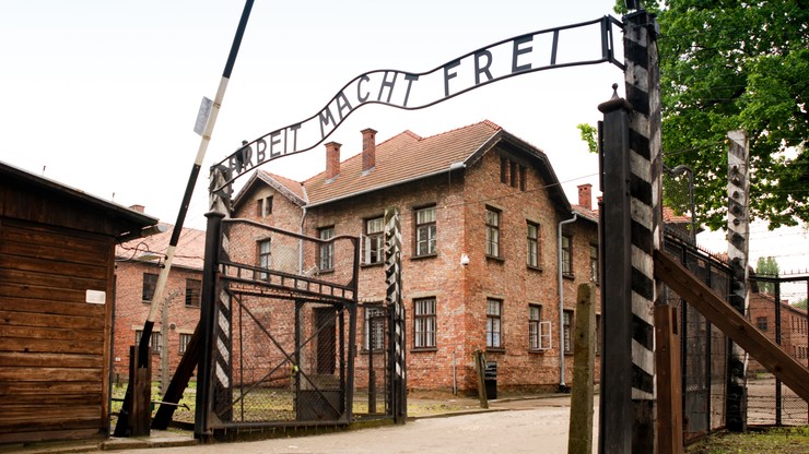 Zakaz lotów nad Muzeum Auschwitz. "Lepsze zabezpieczenie poobozowej przestrzeni"