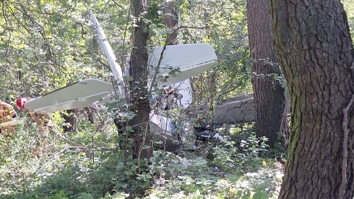 Samolot spadł w powiecie łowickim. Pilot w szpitalu, lądował śmigłowiec LPR