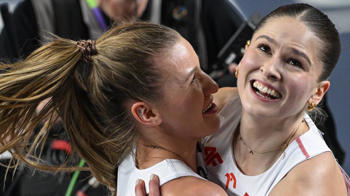 Dwie polskie lekkoatletki przytulają się, obie uśmiechnięte. Jedna z nich ma zawiązane włosy w koński ogon, druga ma kr&oacute;tkie włosy. Na sobie mają białe stroje sportowe z czerwonymi elementami.