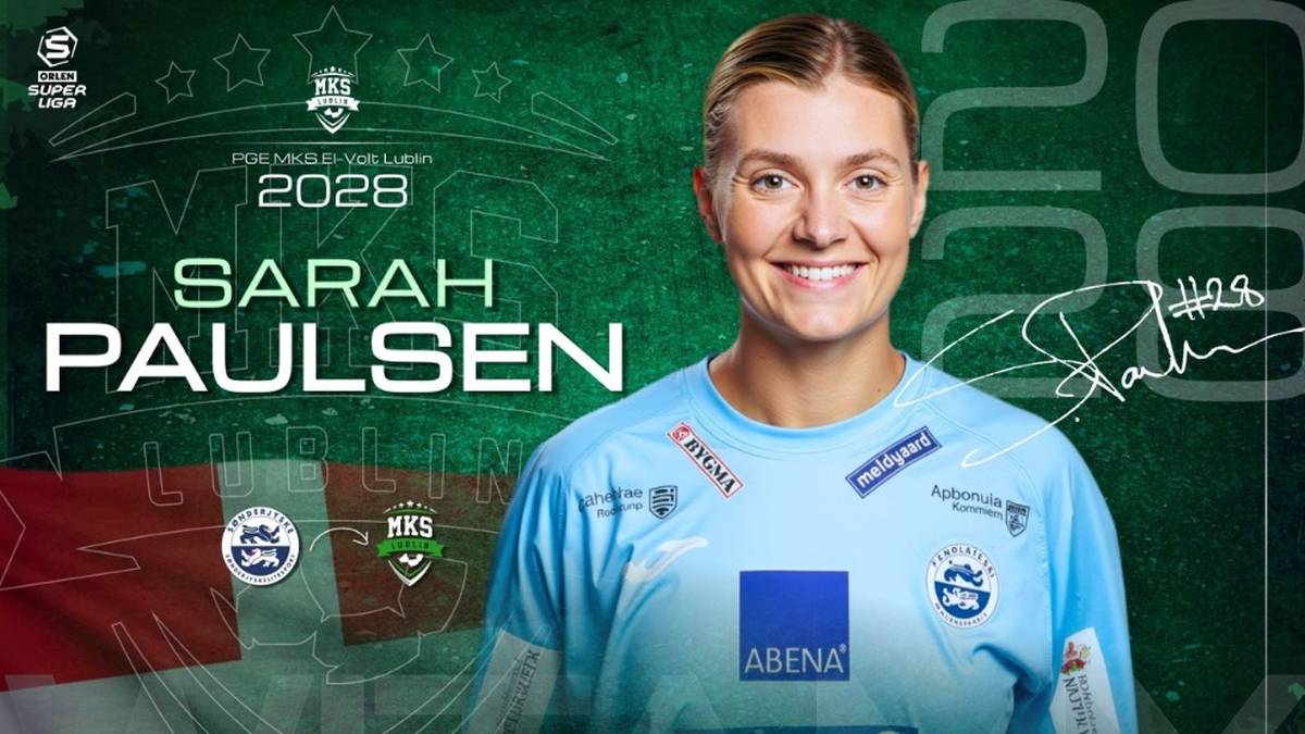 Uśmiechnięta Sarah Paulsen w stroju sportowym z logo klubu PGE MKS El-Volt Lublin, z fragmentem duńskiej flagi w tle.