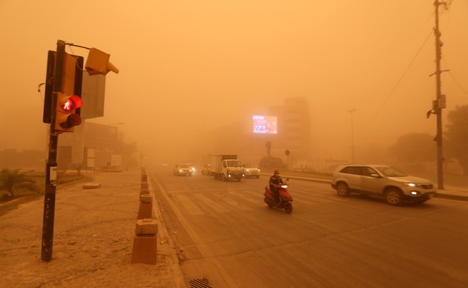 Burza piaskowa na placu Kahraman w Bagdadzie w Iraku.