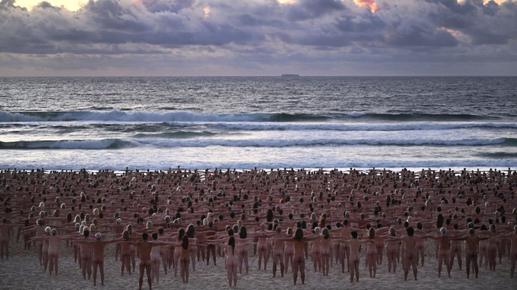 Akcja na plaży w Bondi miała na celu zwiększenie świadomości na temat raka skóry
