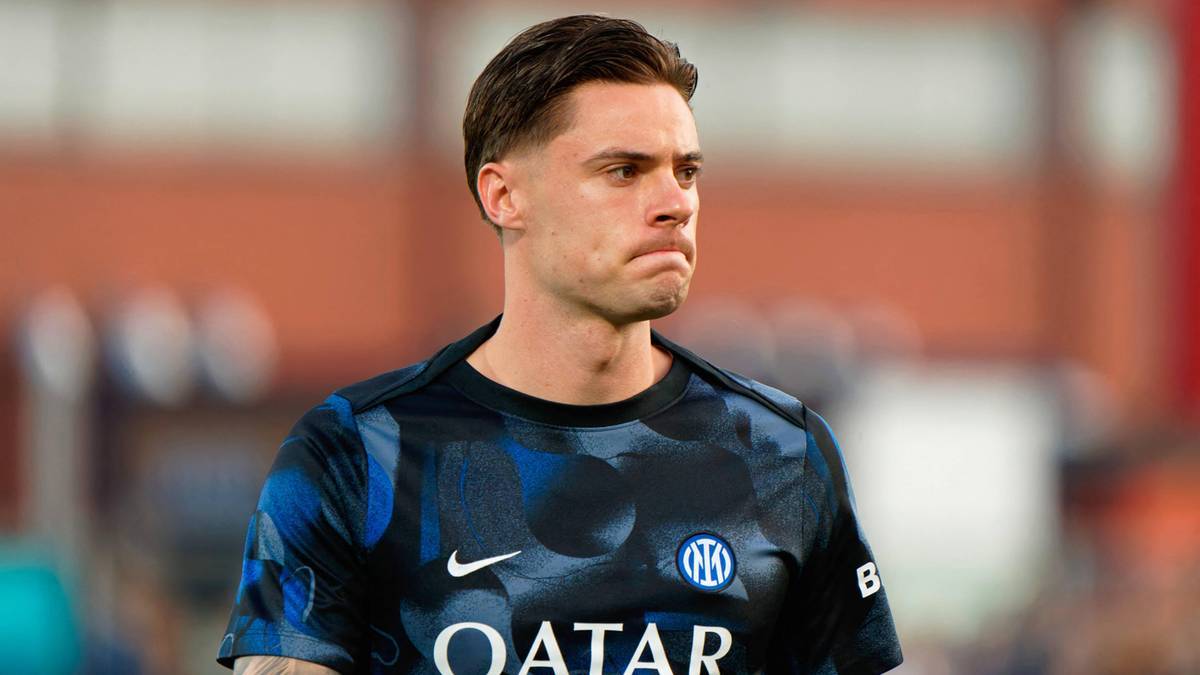 Nicola Zalewski, piłkarz Interu Mediolan, w czarno-niebieskiej koszulce sportowej z logiem sponsora.