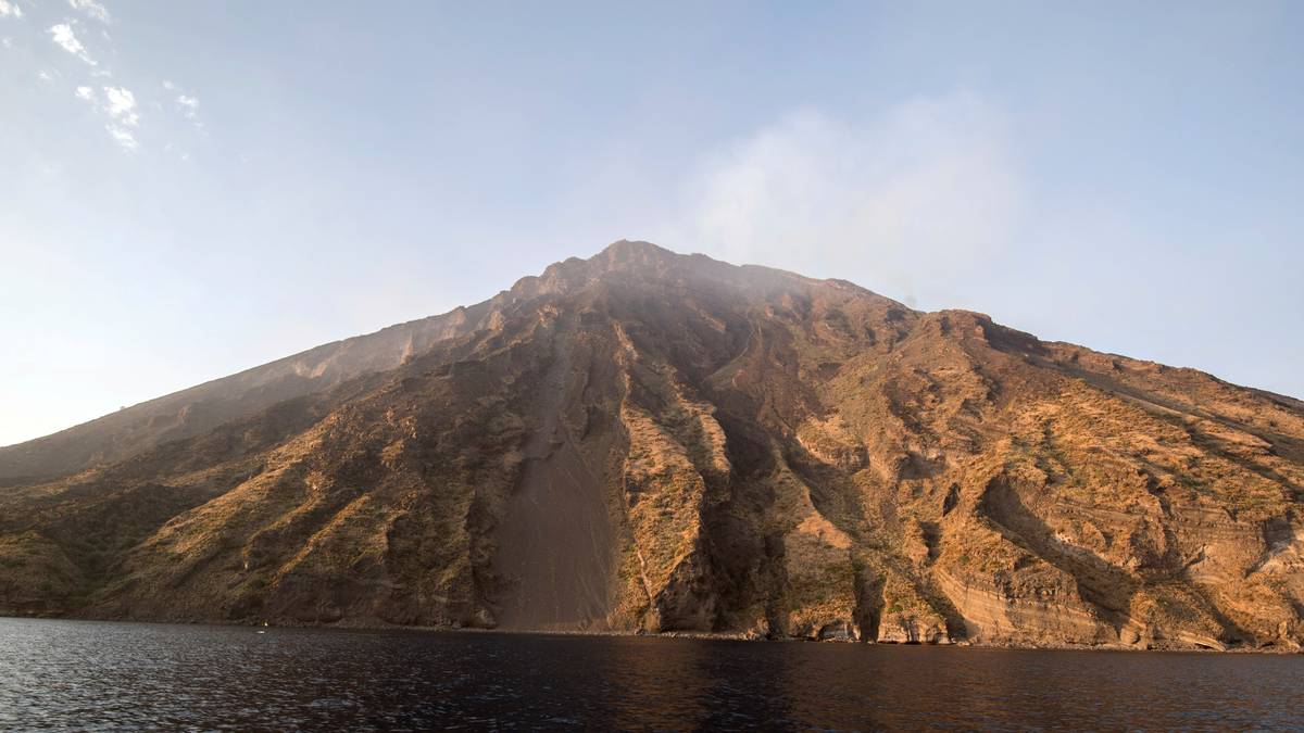 Silna eksplozja włoskiego wulkanu. Część stożka wpadła do morza
