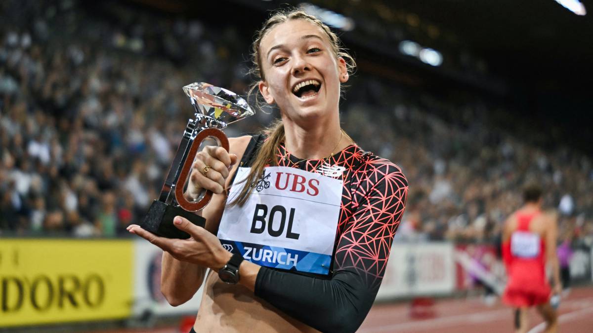 Lekkoatletka Femke Bol z pucharem.