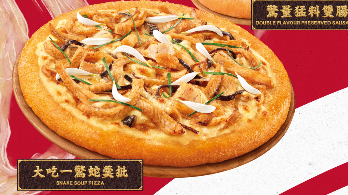 Chiny. Pizza Hut w Hongkongu sprzedaje pizzę z wężem