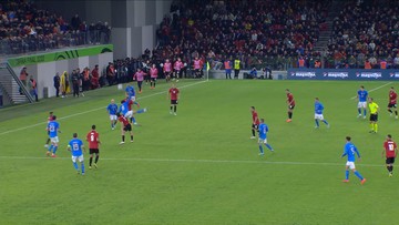 Przerażające sceny w meczu Albania - Włochy. Gwiazda Milanu zniesiona na noszach (WIDEO)