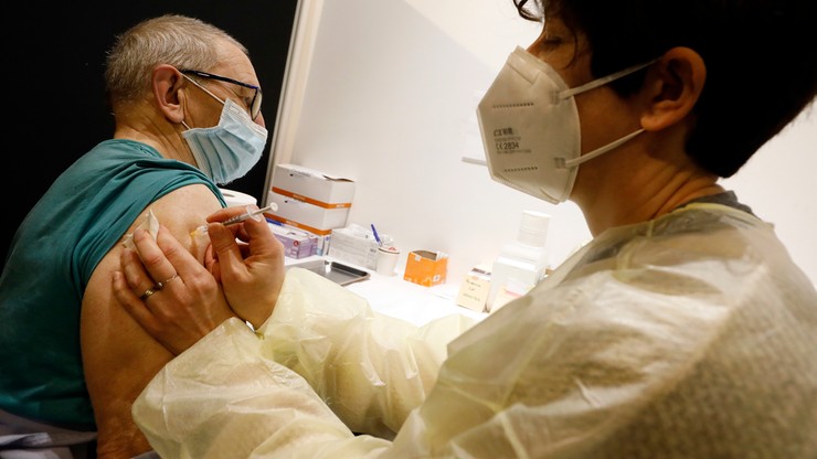 Francja dopuszcza do użytku szczepionkę przeciw koronawirusowi firmy Novavax