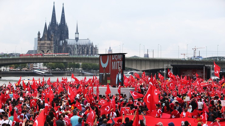 Demonstracja zwolenników Erdogana w Kolonii. Napięcia między Berlinem a Ankarą