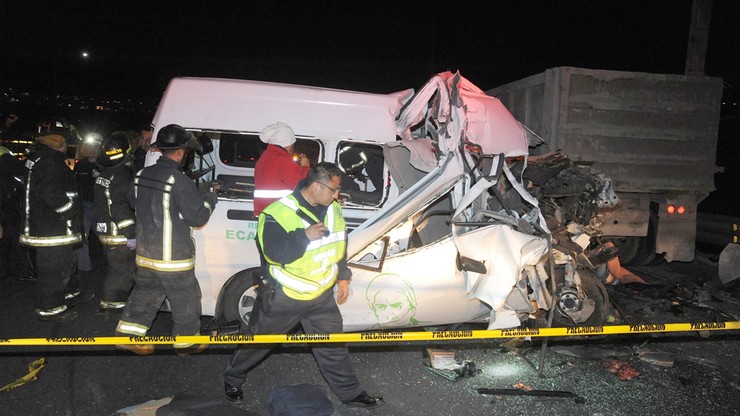 Zderzenie minibusu z ciężarówką na meksykańskiej autostradzie. Zginęło co najmniej 13 osób