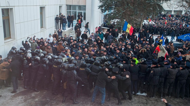 Protesty antyrządowe w Mołdawii. Demonstranci wdarli się do parlamentu