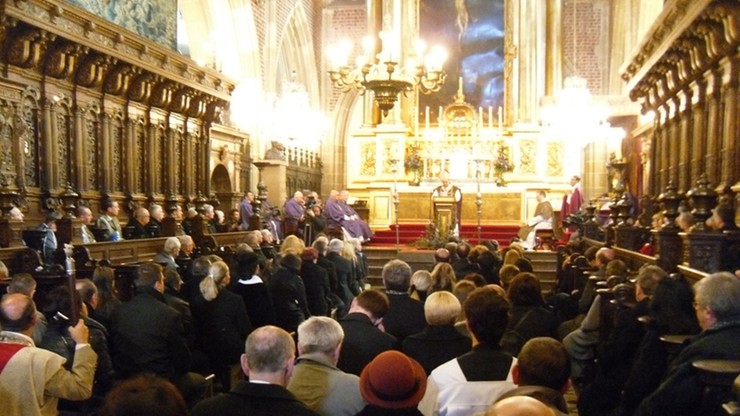Raport: 4 na 10 wiernych w Polsce regularnie uczestniczy w mszach