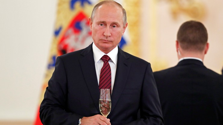 Berlusconi przyleciał na urodziny Putina. Wręczył mu nietypową poszwę na kołdrę [ZDJĘCIE]