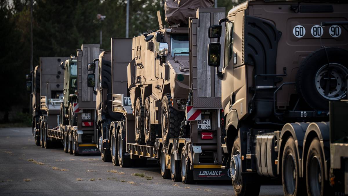 Konw&oacute;j wojskowych ciężar&oacute;wek transportujących sprzęt wojskowy.