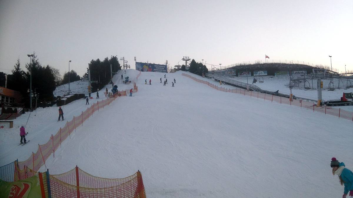 Sztuczne naśnieżanie i oświetlenie pozwala cieszyć się zimowymi atrakcjami nawet poza sezonem