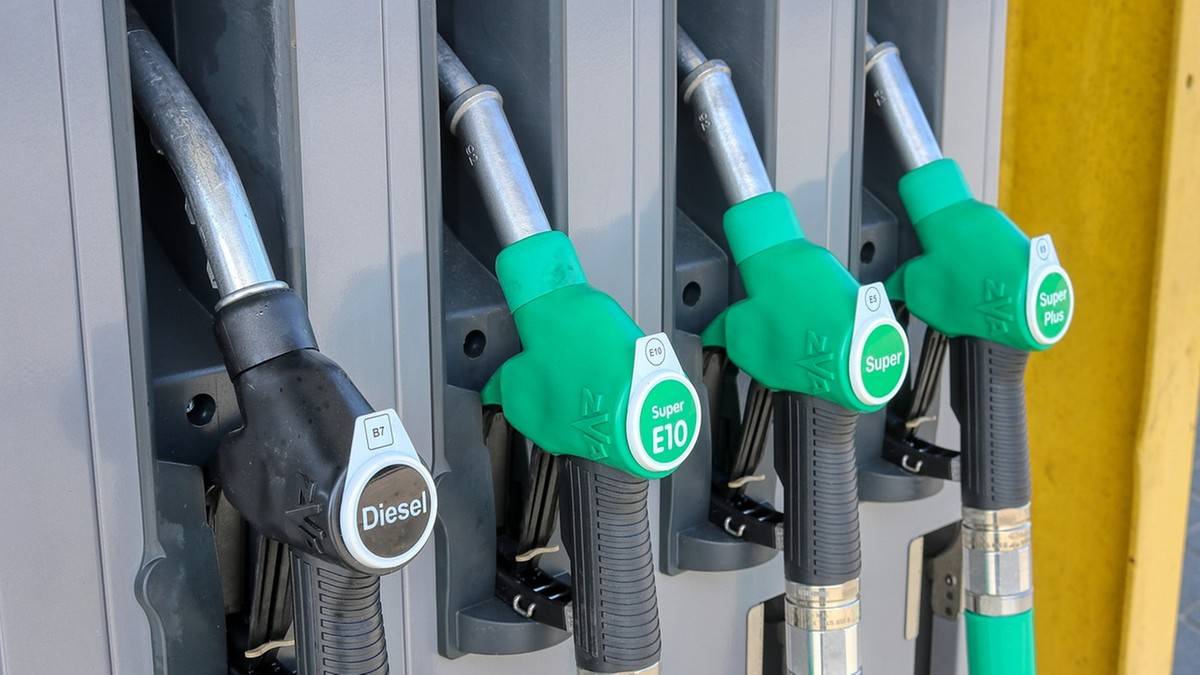 "Na pstryknięcie palcami benzyny po 5,19 nie będzie". Minister przyznaje