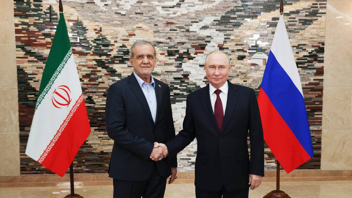 Putin spotkał się z prezydentem Iranu. "USA nie mają prawa"