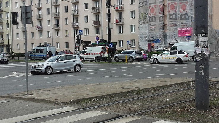 Zderzenie taksówki i samochodu osobowego w Warszawie. Utrudnienia na skrzyżowaniu