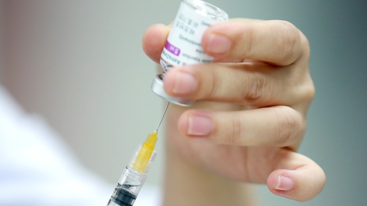 "Szczepionka AstraZeneca jest bezpieczna". Brytyjski minister zdrowia zapewnia