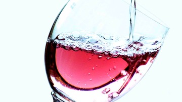 Wielki Piątek: Ślązacy sprawdzą, czy w studni już jest wino. Wypiją gorzką wódkę - na pamiątkę pojenia Chrystusa octem