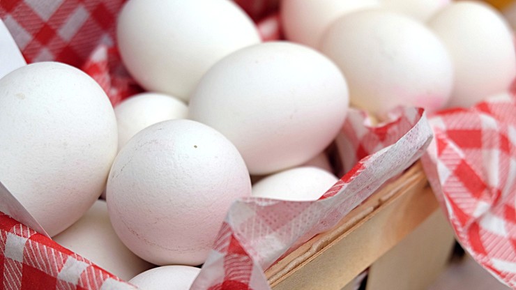 W tych jajach może być salmonella. Sprawdź, czy masz je w domu