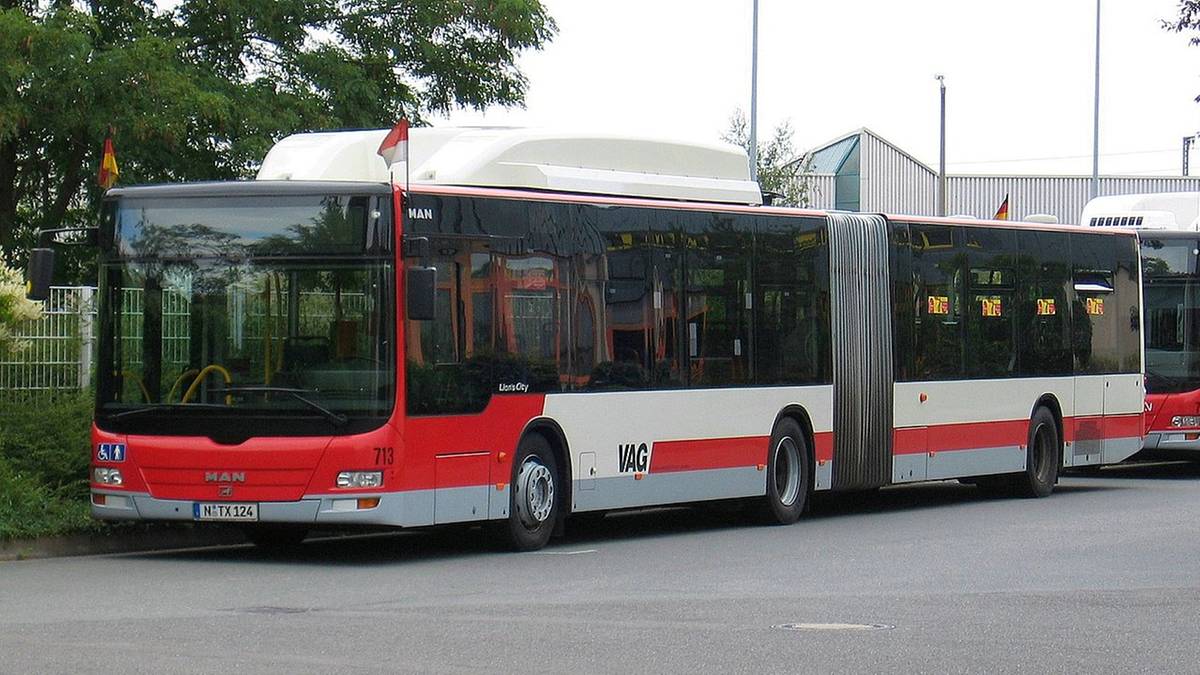 15-latek ukradł autobus. Chciał zawieźć dziewczynę do szkoły