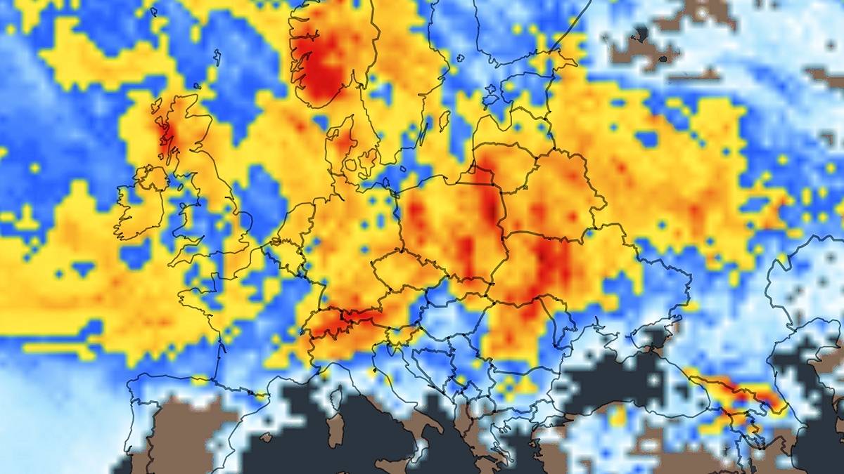 Nad Europą panują układy niżowe niosące dużo deszczu. Fot. imweather.com