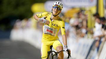 Tadej Pogacar w ż&oacute;łtej koszulce lidera Tour de France.