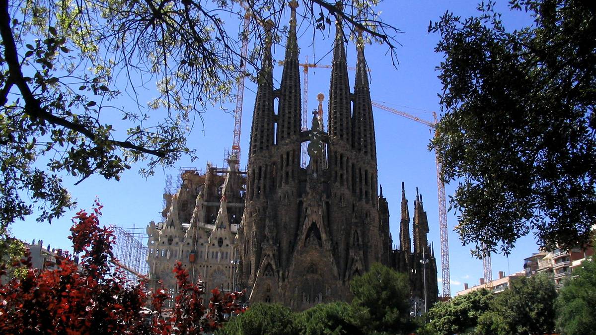 Barcelona.  Catedrala Sagrada Familia cu data de finalizare a construcției.  Se întâmplă de 144 de ani