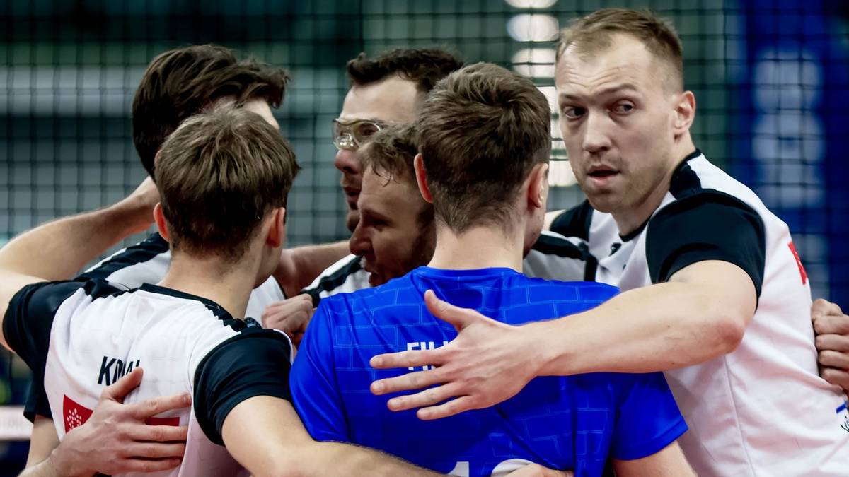 Siatkarze w geście jedności po meczu.