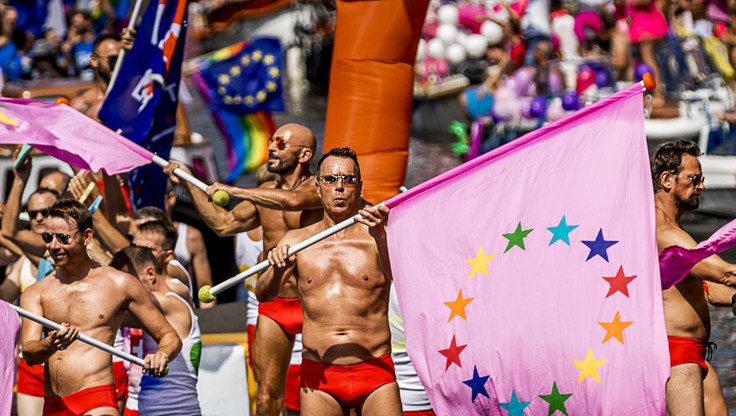 Parada gejów w Amsterdamie. Wśród uczestników Conchita Wurst i unijna komisarz