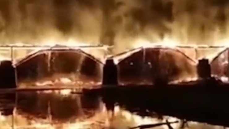 Gigantyczny pożar w Chinach. Ogień pochłonął 900-letni drewniany most