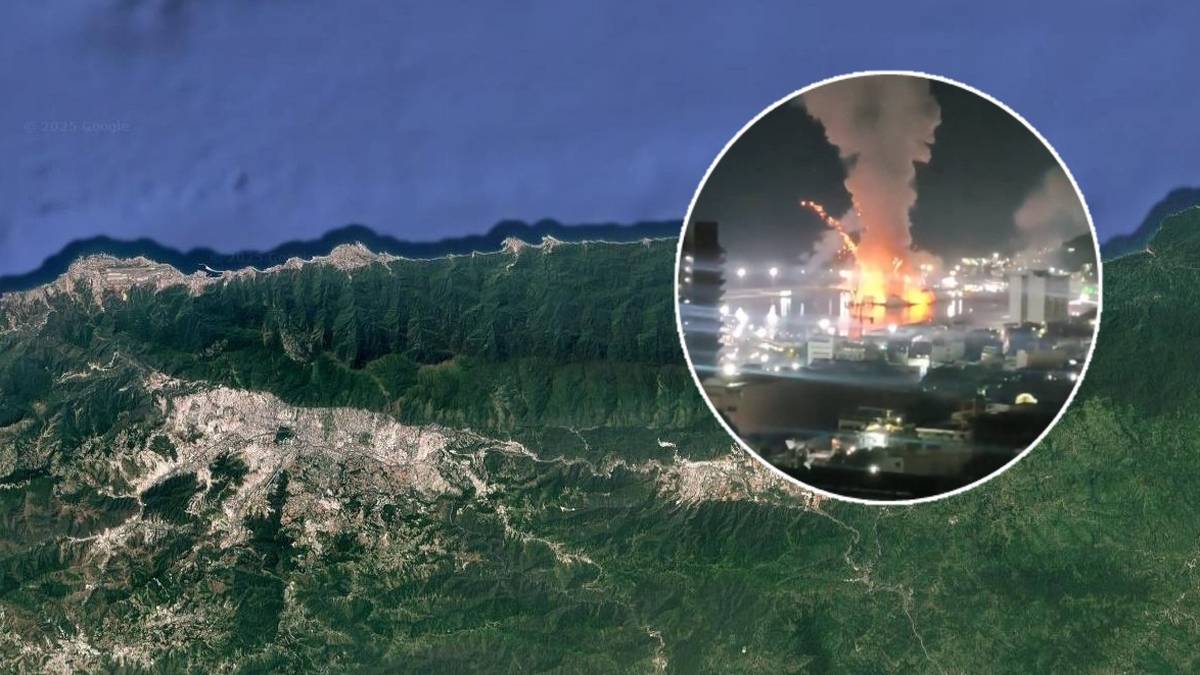 Widok z satelity na wybrzeże Wenezueli z zaznaczonym obszarem eksplozji i unoszącego się dymu.