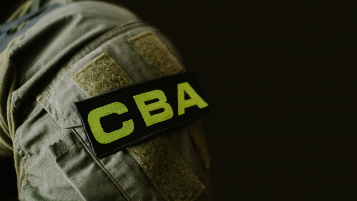 Zbliżenie na naszywkę CBA na mundurze funkcjonariusza.
