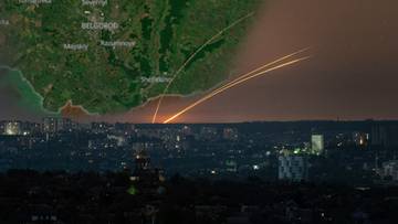 Mapa z zaznaczonym miastem Biełgorod i nocny widok miasta z widocznymi smugami światła na niebie.