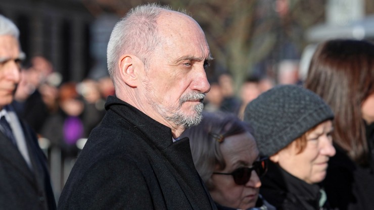 "Wiemy kogo nazywano »olszewikami« i oszołomami". Macierewicz na mszy pogrzebowej Olszewskiego