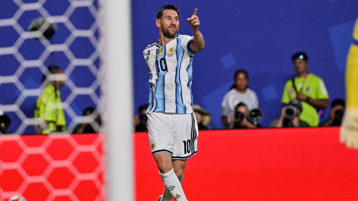 Lionel Messi w koszulce Argentyny z numerem 10 świętuje strzelonego gola, wskazując palcem w g&oacute;rę.