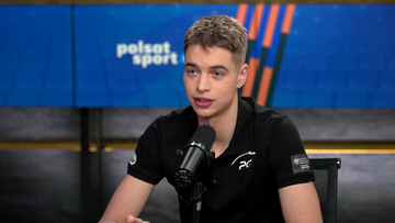 Władimir Semirunnij w czarnej koszulce z logo Polsat Sport udziela wywiadu