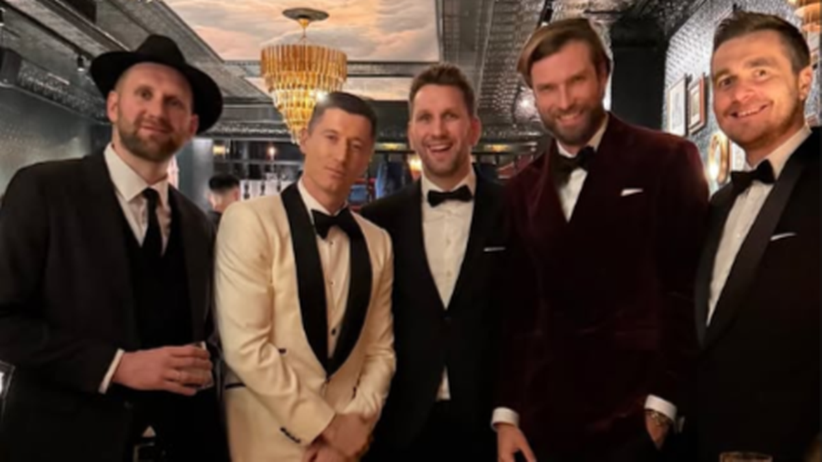 Pięciu mężczyzn w strojach wieczorowych, w tym Robert Lewandowski i Andrzej Wrona, pozuje do zdjęcia.