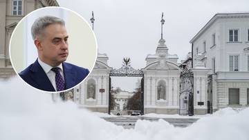 Portret ministra cyfryzacji oraz zimowy widok na bramę Uniwersytetu Warszawskiego.