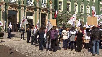 "Ciężka praca - niska płaca". Pikieta przed szczecińskim magistratem. "Solidarność" żąda podwyżek